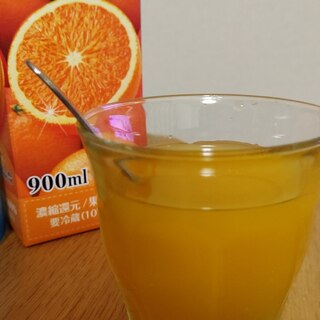 白桃酒とオレンジジュースのカクテル